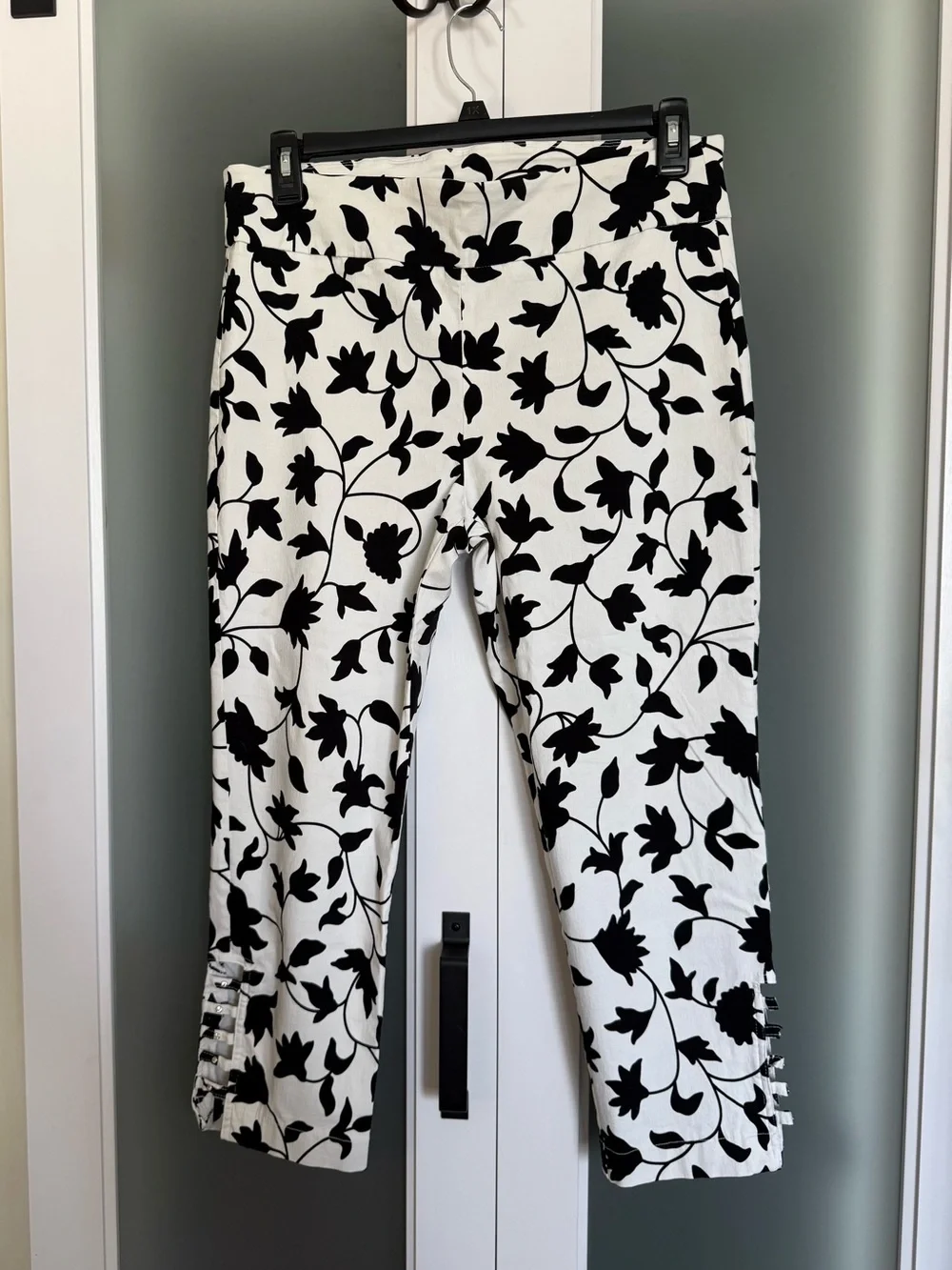 Attyre Black and White Floral Stretch Capris/Cropped Pants